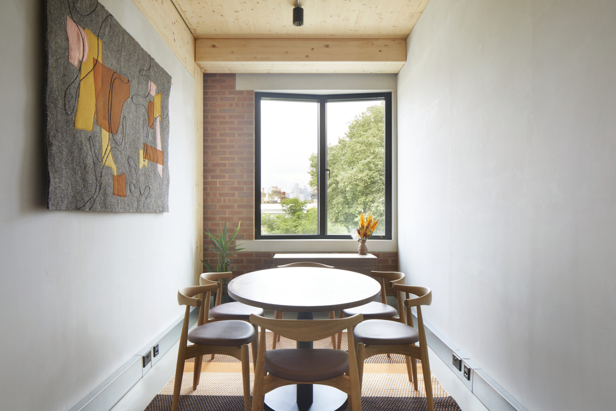 A 6 desk meeting room to book in Brixton